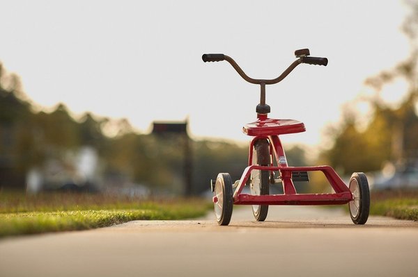 A quel moment passer d'une poussette vélo à un tricycle évolutif enfant ?
