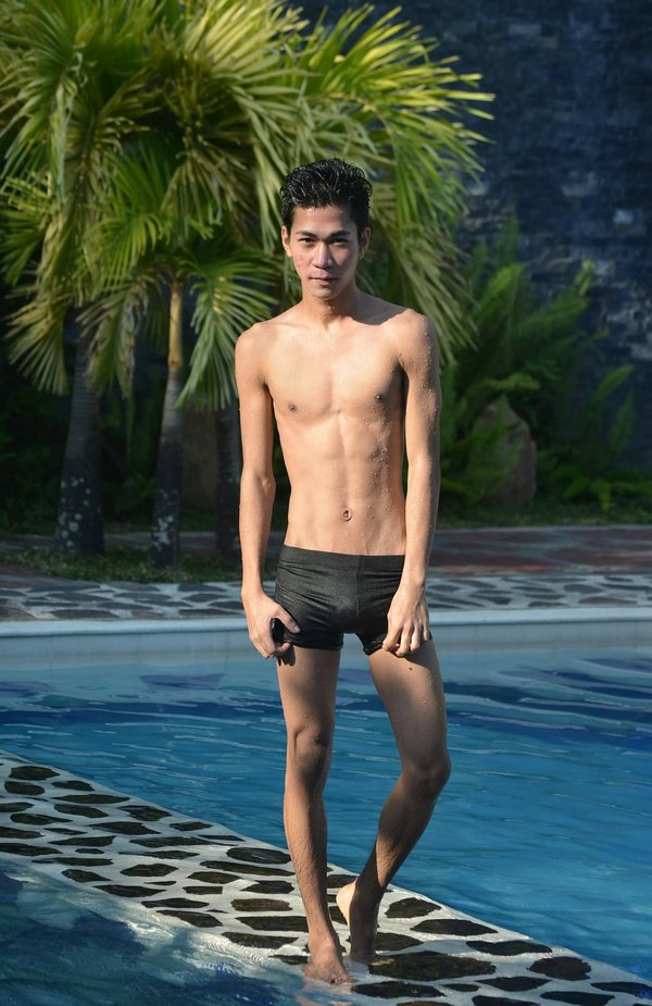 Tendance estivale : Adoptez le style minimaliste avec les maillots de bain pour homme