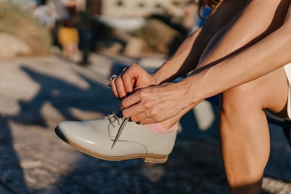 Chaussure année 20 : l'évolution des styles et des matériaux au fil des décennies