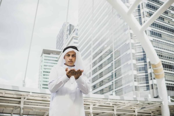 Les qamis homme : des vêtements traditionnels typiquement arabes